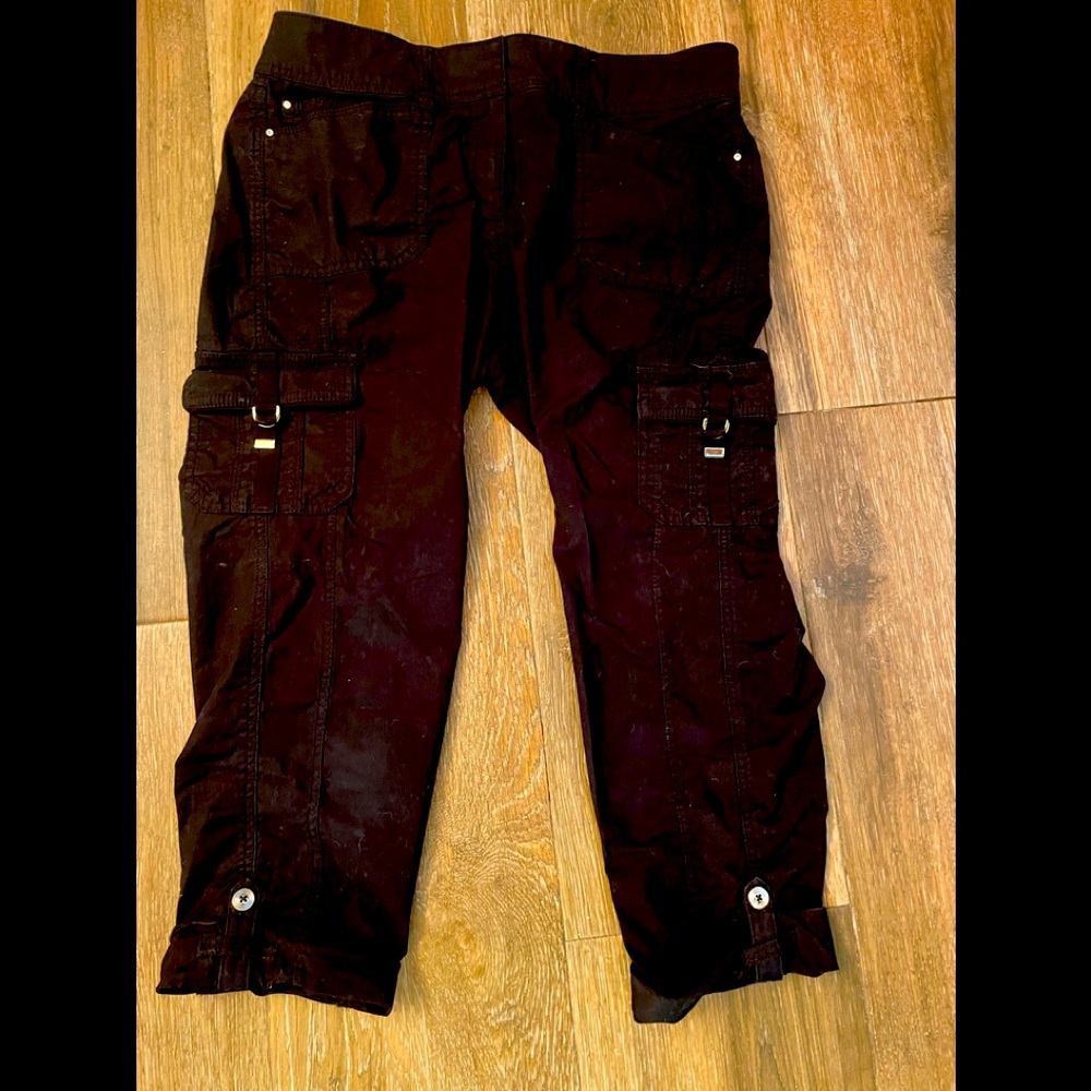 WHBM size 6 black capris pants black with fashionable pockets and roll up capris